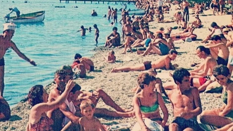 Fotografija, ki odpira spomin: na nostalgičnem posnetku plaže v bivši Jugoslaviji so vsi opazili le eno stvar