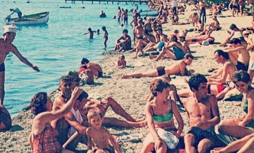 Fotografija, ki odpira spomin: na nostalgičnem posnetku plaže v bivši Jugoslaviji so vsi opazili le eno stvar (foto: Facebook/Nostalgija)