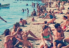 Fotografija, ki odpira spomin: na nostalgičnem posnetku plaže v bivši Jugoslaviji so vsi opazili le eno stvar