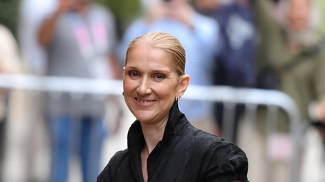 Céline Dion v Parizu pooseblja eleganco v polnem krilu, ki spominja na stil Carrie Bradshaw, a je hkrati popoln videz za pisarno