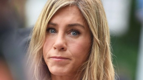 Hlače, ki zožijo in podaljšajo postavo: Jennifer Aniston nosi popoln poletni videz z brezčasnimi kosi, ki jih imamo vsi