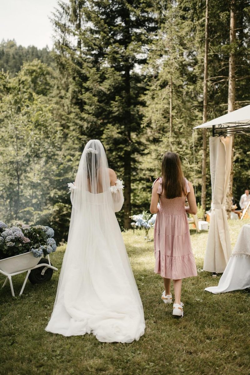 Ekskluzivne fotografije s poroke Lorelle Flego: Pokukajte v pravljični dan voditeljice in modne poznavalke, ki je ELLE zaupala svojo ljubezensko zgodbo in podrobnosti poročnega dne