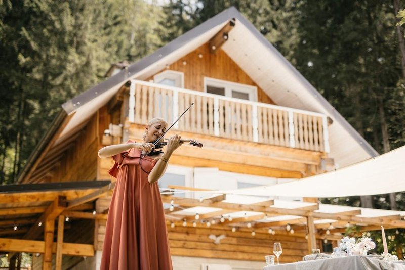 Ekskluzivne fotografije s poroke Lorelle Flego: Pokukajte v pravljični dan voditeljice in modne poznavalke, ki je ELLE zaupala svojo ljubezensko zgodbo in podrobnosti poročnega dne