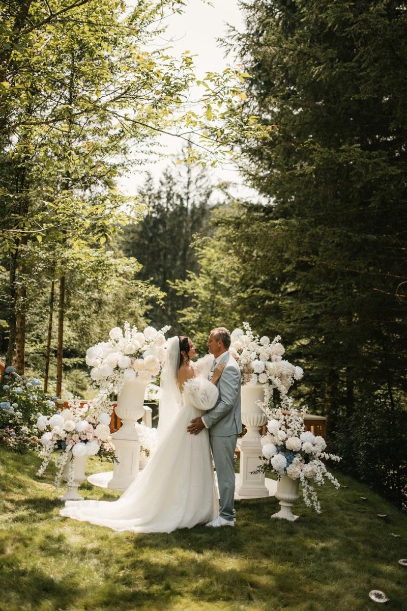 Ekskluzivne fotografije s poroke Lorelle Flego: Pokukajte v pravljični dan voditeljice in modne poznavalke, ki je ELLE zaupala svojo ljubezensko zgodbo in podrobnosti poročnega dne