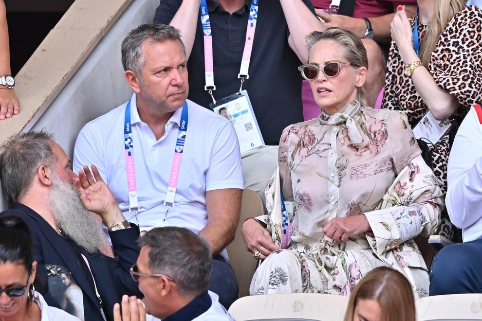 Sharon Stone je spremljala boj Novaka Đokovića za olimpijsko zlato v Parizu, kjer se bila odlično razpoložena. V nekem trenutku …