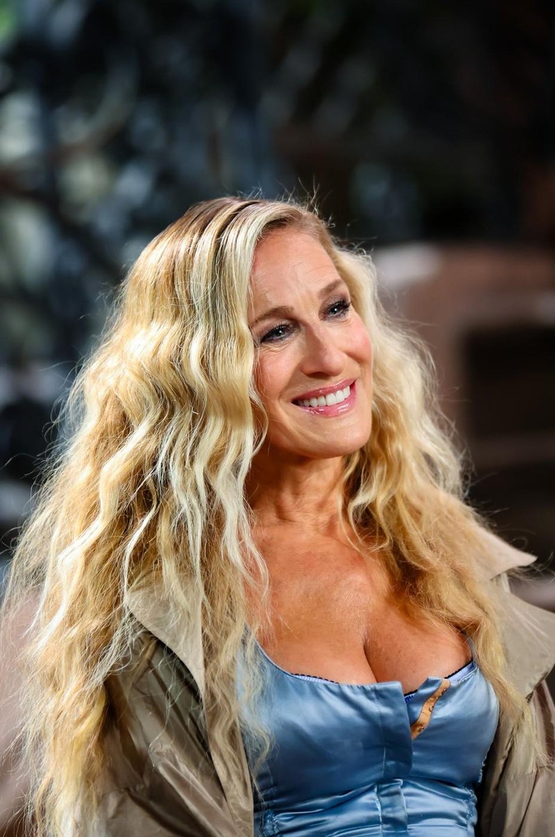 Sarah Jessica Parker s to kombinacijo razdvojila modne kritike: Se je spomnila popolnega trika ali brcnila v temo?
