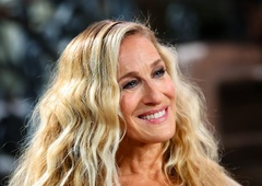 Na drugih kaos, na njej pravi spektakel: Sarah Jessica Parker v še enem videzu, ki ga zmore nositi le Carrie Bradshaw