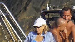 Brigitte Macron v kopalkah v Brégançonu: Teoretiki zarote in transfobne opazke so se vrnili!