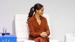 Skrivna sporočila oblačil in nakita Meghan Markle v vrednosti 105.000 evrov, ki jih je nosila na štiridnevni kvazi kraljevi turneji po Kolumbiji s princem Harryjem