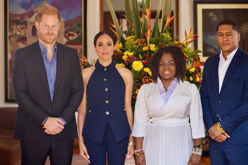 Meghan Markle z eno samo besedo usmerja princa Harryja med njunim obiskom Kolumbije