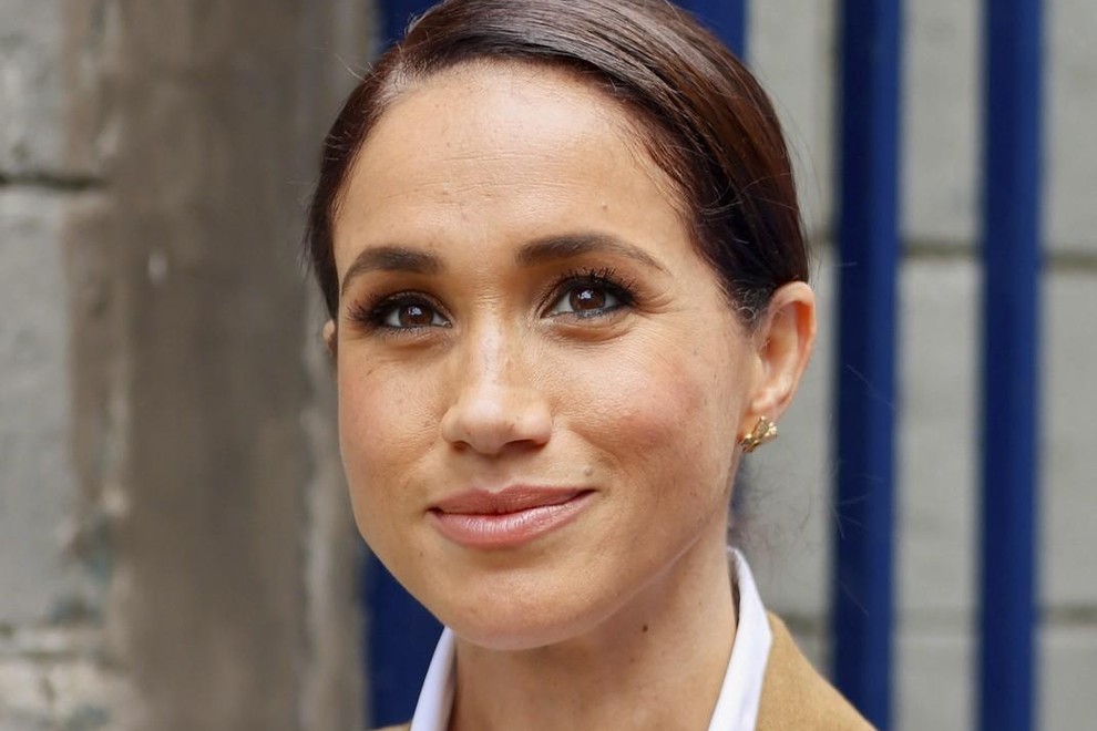 Meghan Markle Kolumbija suknjič uhani