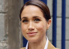 Meghan Markle za drugi dan potovanja po Kolumbiji kombinirala kamelji suknjič z uhani princese Diane