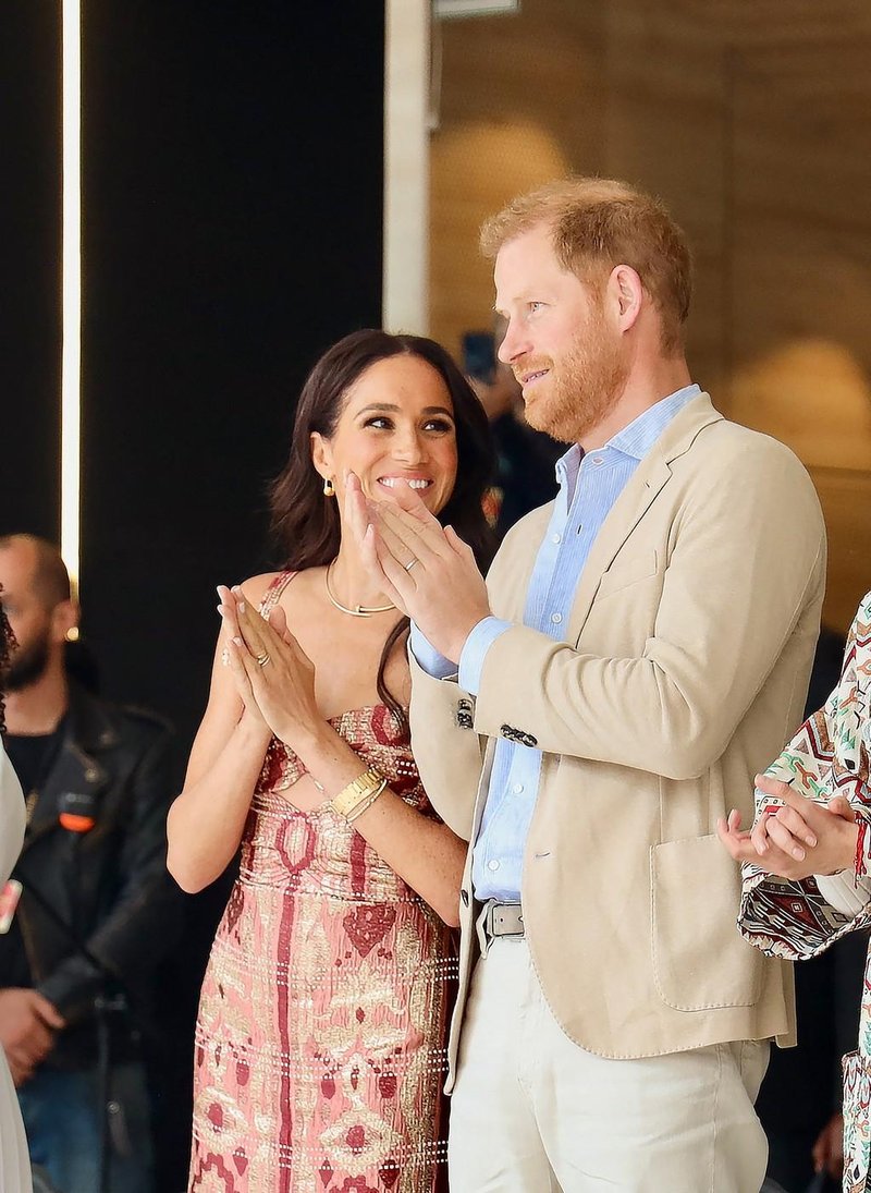 Meghan Markle z eno samo besedo usmerja princa Harryja med njunim obiskom Kolumbije