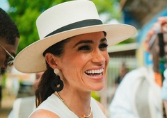 Meghan Markle je definicija lahkotne elegance v belem od glave do pet