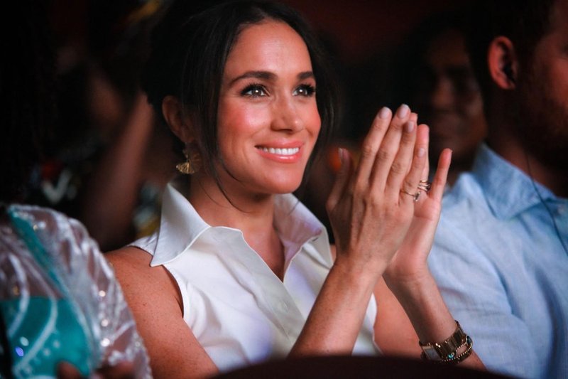 Meghan Markle je popolno belo bluzo našla v Mangu (foto: Profimedia)