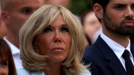 Brigitte Macron skinny kavbojke superge