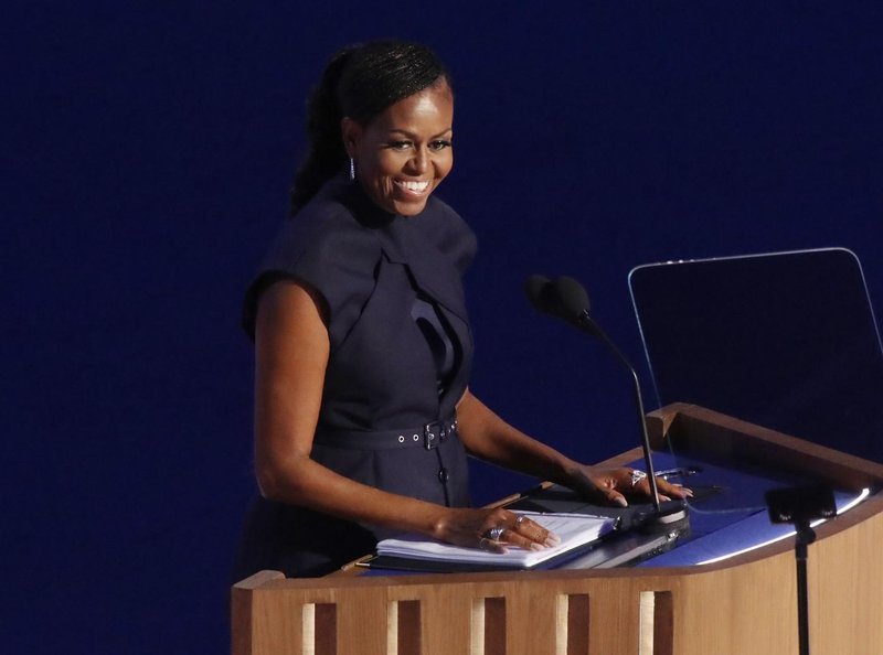 Stajling, ki si ga velja zapomniti! Videz Michelle Obama je zelo močan, pred kratkim pa smo zelo podobno videli na drugi slavni dami (foto: Profimedia)