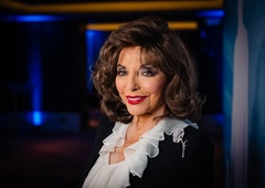 Vedno urejena do potankosti: Joan Collins se tudi pri 91 letih ne odreče petam