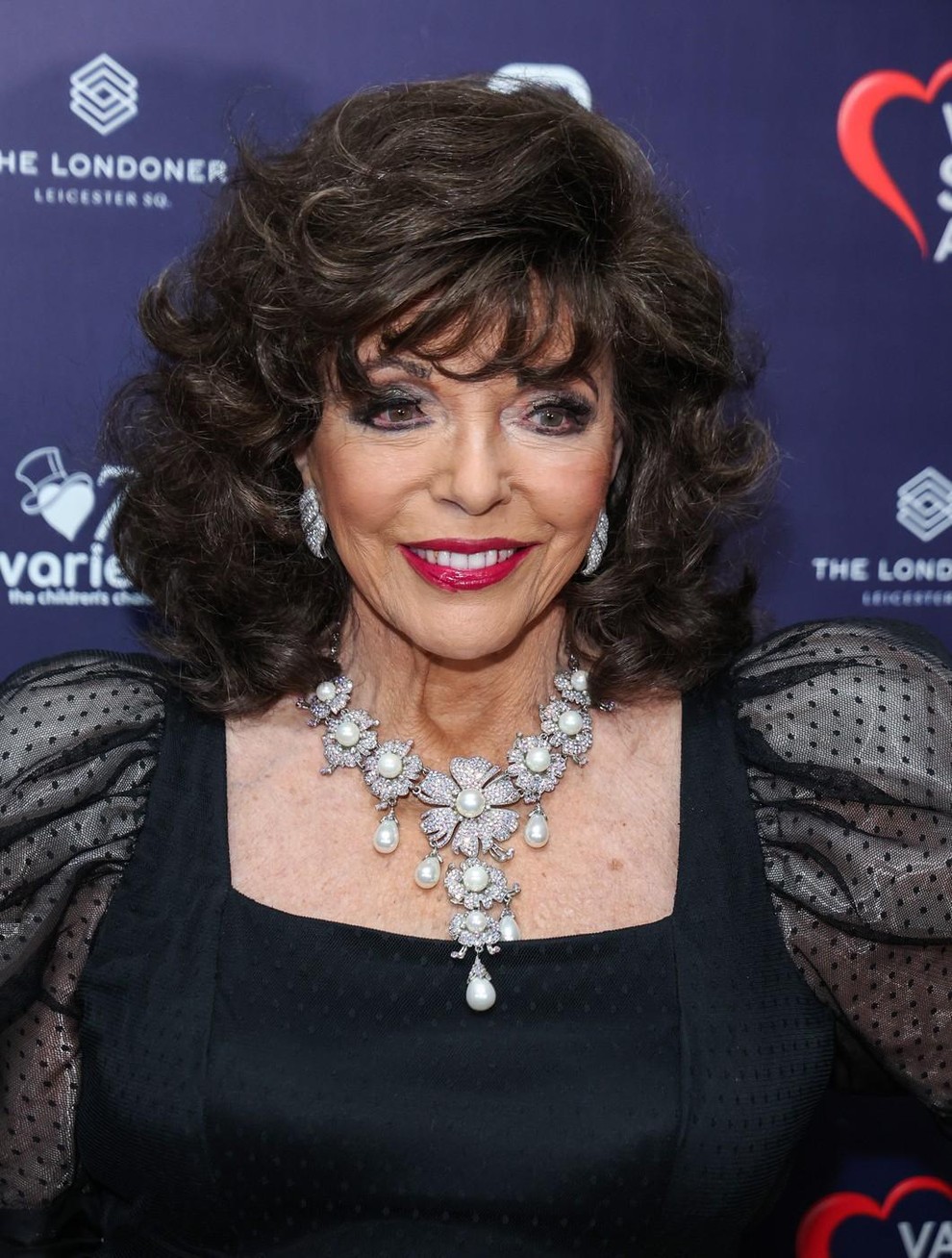 Legendarna igralka Joan Collins živi izjemno polno življenje tudi pri 91-ih letih, in sicer se udeležuje prelestnih zabav ter čez …