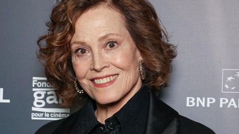 Sigourney Weaver bel suknjič bele hlače