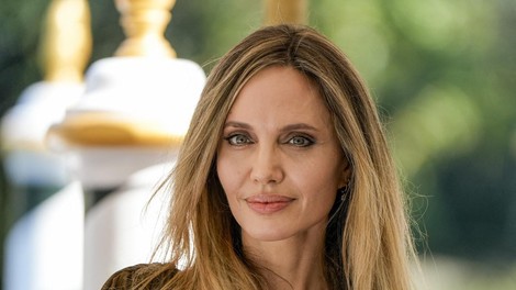 Angelina Jolie svilene hlače sin Pax