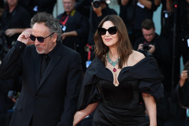 Monica Bellucci in Tim Burton sta se držeč se za roke sprehodila po rdeči preprogi v Benetkah, lepa Italijanka pa …