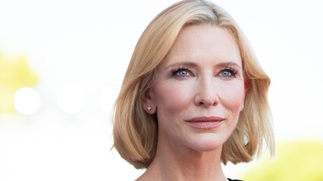 Cate Blanchett beneški filmski festival rdeča preproga perle žametni kostim