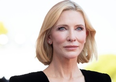 Cate Blanchett na beneškem filmskem festivalu s svojim 'bisernim' hrbtom opredelila zapeljivo klasično eleganco