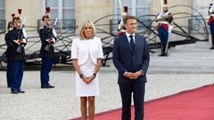 Brigitte Macron v mini krilu: Francoska prva dama ob ključnih dogodkih prisega na kose, ki razkrivajo njene noge