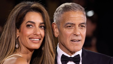 Amal Clooney beneški filmski festival rumena obleka