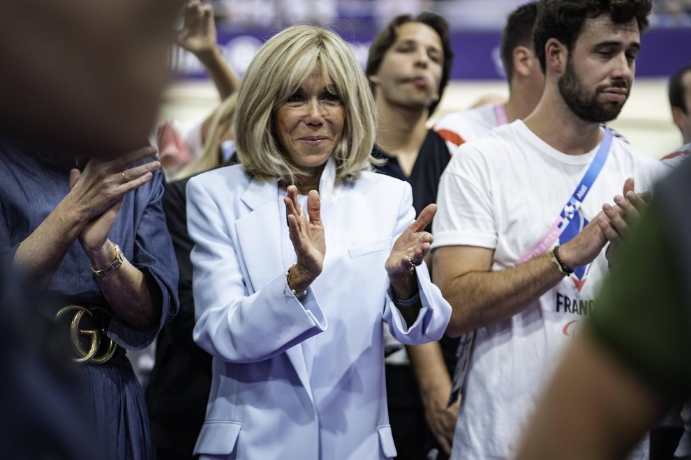 Brigitte Macron se je za to priložnost odločila za eleganten, vsakdanji videz. Nosila je svetlo moder suknjič, ki ji je …