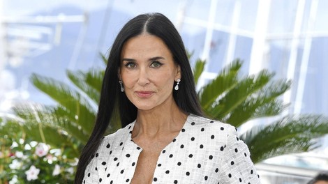 Demi Moore črno krilo kravata bela srajca