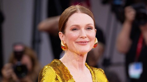 Julianne Moore beneški filmski festival rdeča preproga zlata obleka