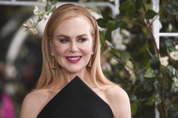 Nicole Kidman je na londonsko premiero prispela v družbi igralca Lieva Schreiberja, svojega filmskega kolega, in blestela v preprosti, a …