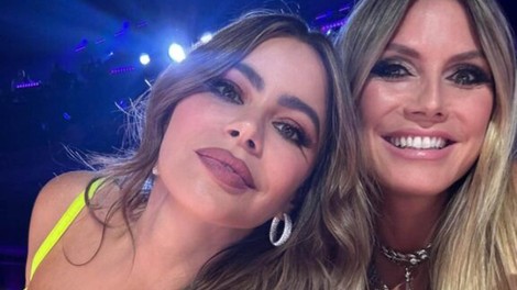 Heidi Klum Sofia Vergara zvezdnici srebrna obleka rumena obleka