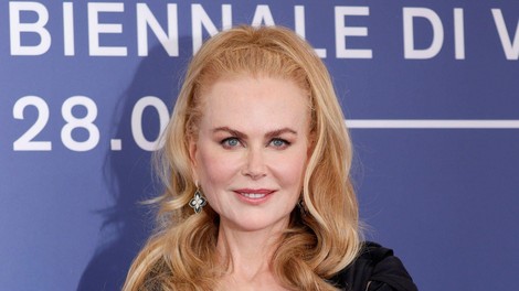 Oversize suknjič, zbogom! Nicole Kidman klasične kavbojke skombinirala z že pozabljeno telirano različico, in ustvarila najlepši dnevni videz, ki deluje vedno in povsod