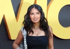 Salma Hayek ob praznovanju 58. rojstnega dne delila 18 seksi fotografij v kopalkah in navdušila oboževalce