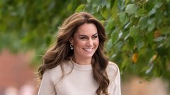 Kate Middleton je že skozi leta nevede napovedala trend torbice, ki bo to jesen največji trend, in tako edina smiselna investicija. Poglejte, v koliko barvnih različicah jo ima!