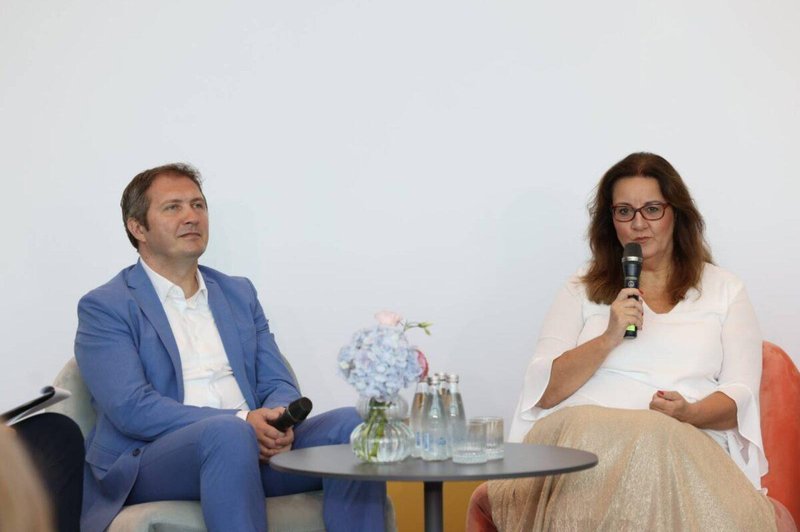 Forbes Adria, del katerega je Forbes Slovenija, sledi prizadevanjem svetovne medijske hiše, da poveča zastopanost žensk v medijih - tudi z dogodki, kot je današnji Forbes Power Women’s Summit, je dejala urednica Forbes Slovenija Bojana Humar (poleg nje urednik Forbes Srbija Ivan Radak). (foto: Forbes/Marina Pupavac)