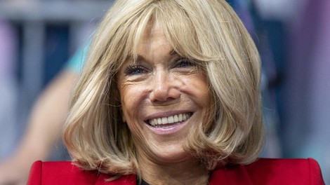 Brigitte Macron rdeč suknjič črne kavbojke