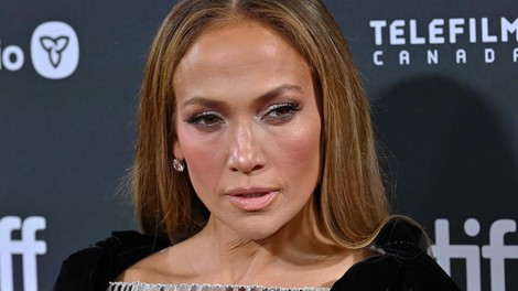 Jennifer Lopez rdeča preproga srebrna obleka