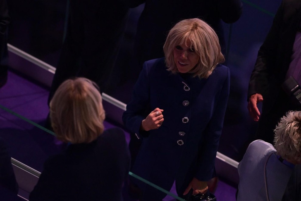 Brigitte Macron na zaključni slovesnosti paraolimpijskih iger izstopala s suknjičem z dragulji in svojimi očarljivimi zadimljenimi očmi