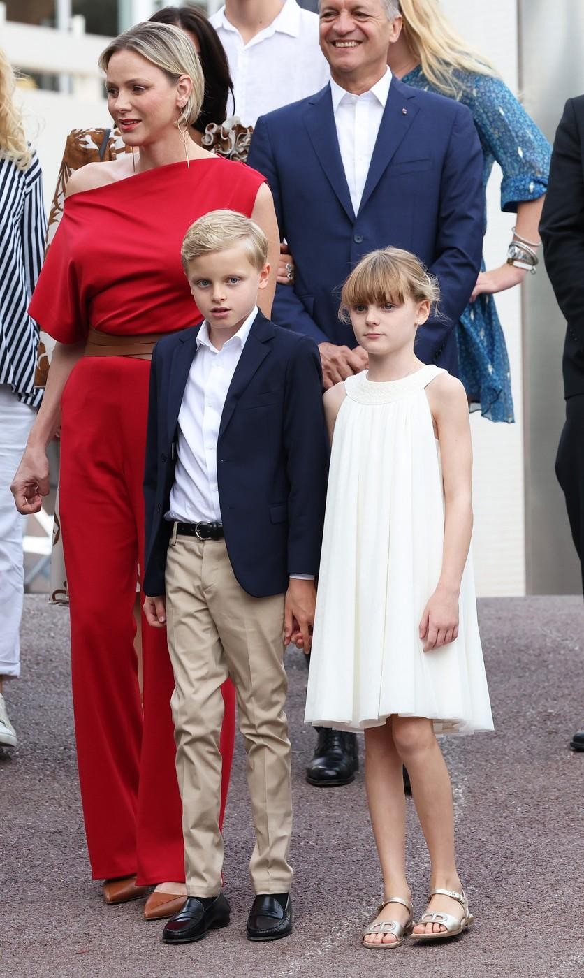 Zdi se, da ima monaška princesa rada pajace. Ti so kot nalašč za poudarjanje postave. Na dobrodelni dirki Crossing: Calvi-Monaco, …
