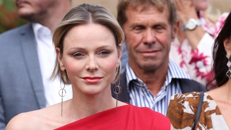 monaška princesa Charlene rdeč pajac rjav pas