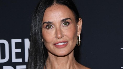 Demi Moore usnjena rdeča obleka