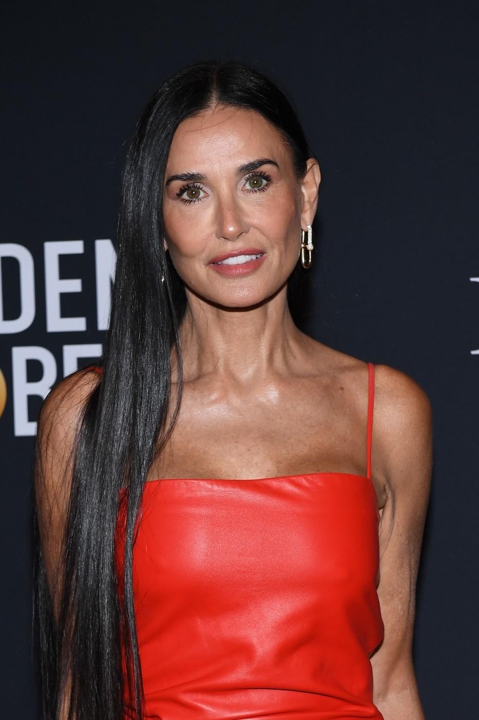 Demi Moore je prispela na zabavo Road to Golden Globes v rdeči obleki iz usnja, različici, v kateri je ne …