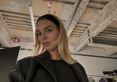 Kendall Jenner je zdaj blondinka, nov odtenek njenih las pa je navdihnila oboževana ameriška modna ikona