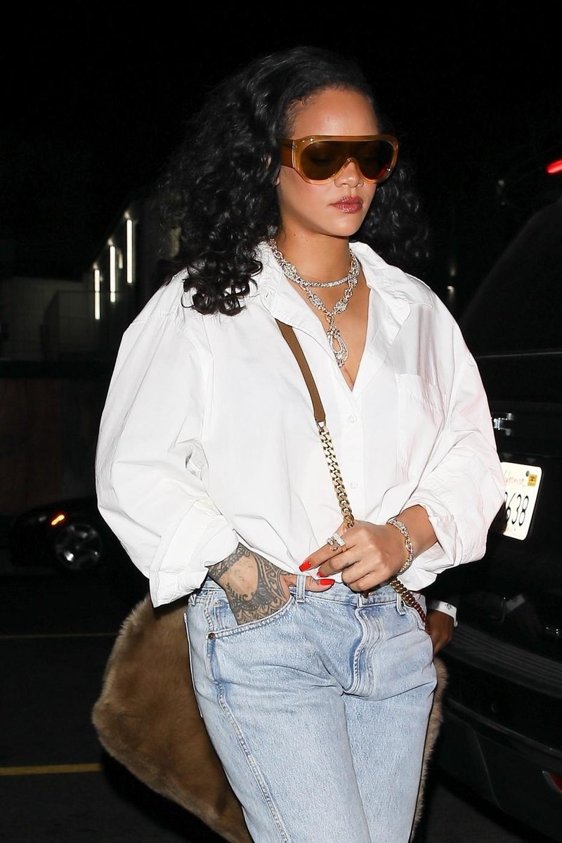 Bi lahko to bila nova it torba sezone? Rihanna pravi da! (foto: Profimedia)