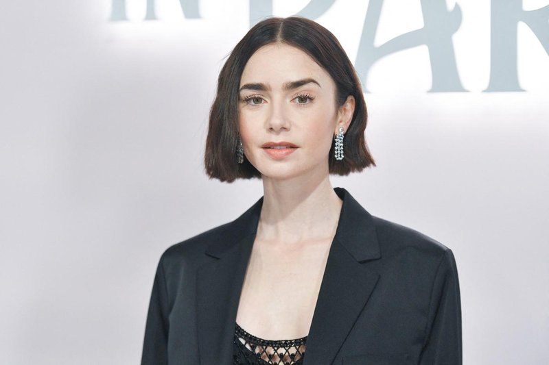 Lily Collins je našla superge, ki se odlično podajo tudi k zelo uglajenim, elegantnim kosom
