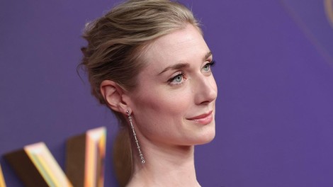 Elizabeth Debicki princesa Diana emmy črna obleka rdeča preproga